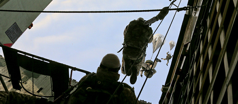 Zapad 2017: Εκπληκτικά πλάνα από μαζικές ρίψεις αλεξιπτωτιστών (βίντεο)